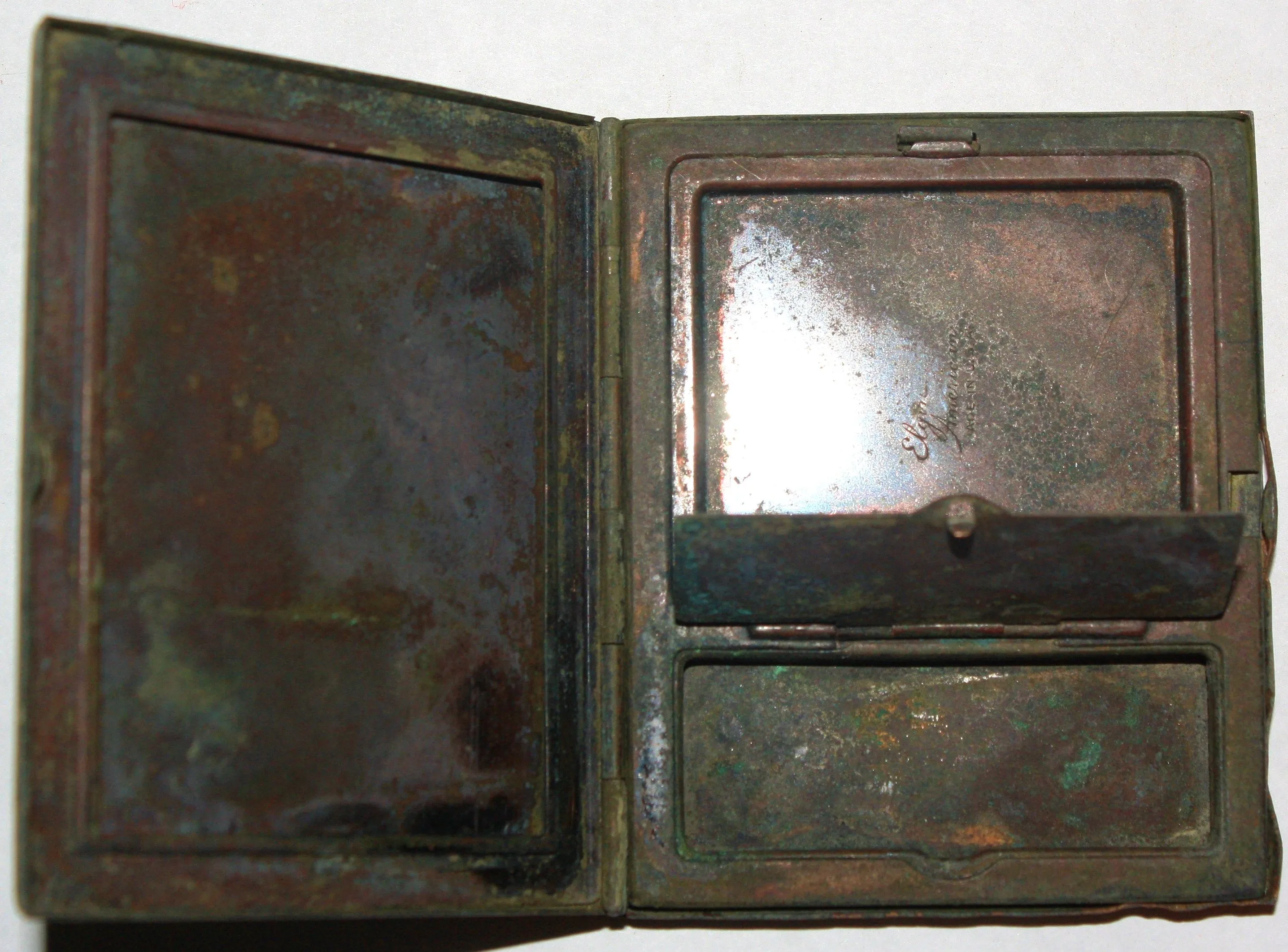 IMG 2230 A simple, non embellished Elgin compact.  I found this under a large maple tree about 7" deep.  My only compact to date.