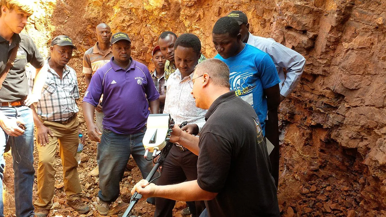 Introduction to the new features of the Black Hawk metal detector.