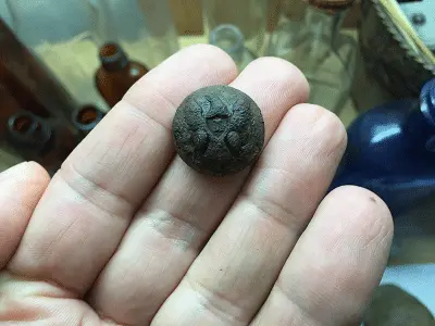 Officer's infantry button (mid to late 1800s).