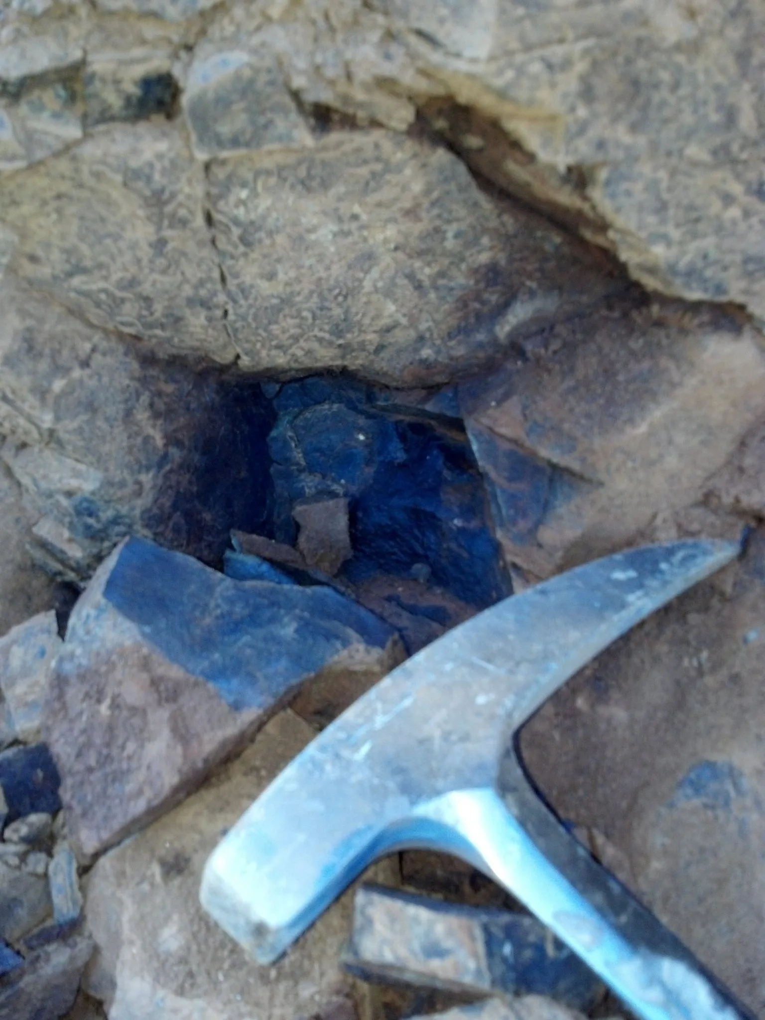 Picked an iron stain where i saw a small trace of blue and purple fragments on the ground below. It lead me to a nice little cavity of colorful treasu