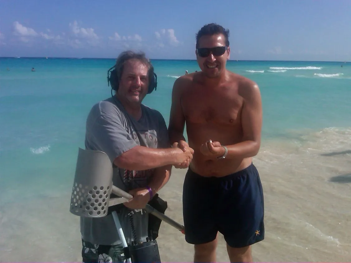 RING RETURN IN MEXICO - THIS IS ME WITH HAKIM - HIS WIFE LOST HER WEDDING BAND IN THE WET SAND - THEY LOOKED FOR IT FOR 3 DAYS AND GAVE UP - THEY SAW 