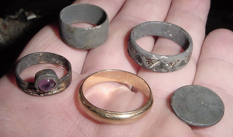 SEPT.21ST - KEEPERS = 14K BAND...3 SILVER RINGS...MERC DIME