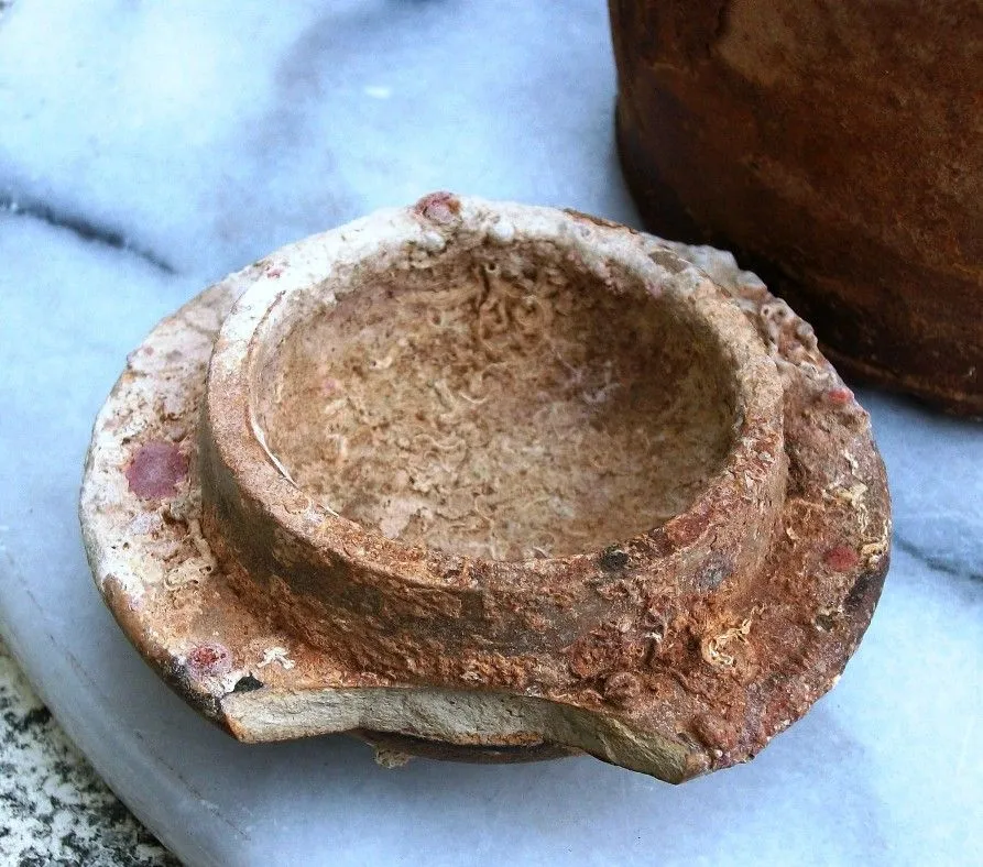 shipwreck jar with top and flint 2a RESIZED