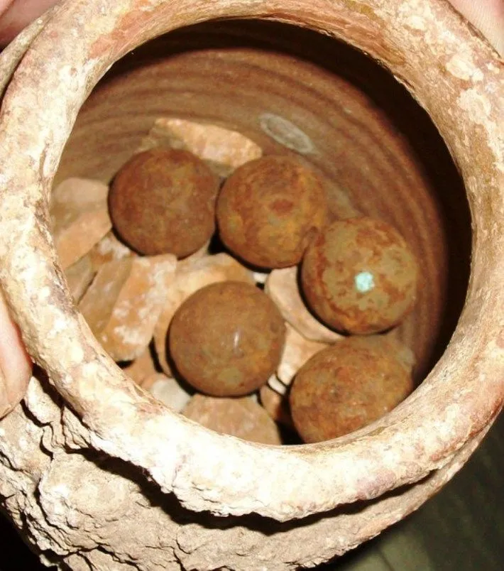 shipwreck jar with top and flint 3e RESIZED 1