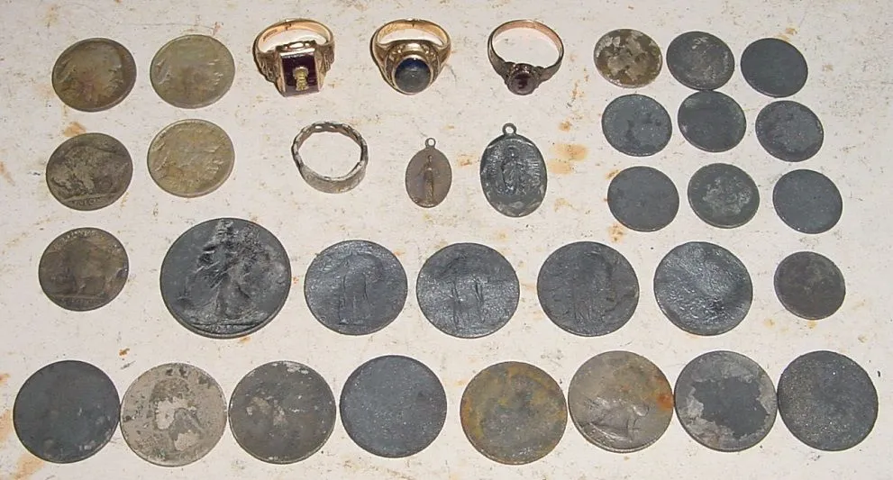 SILVER & GOLD - 3 GOLD RINGS - 10 SILVER DIMES (5 MERCS & 5 SIL.ROOS.) - 12 SIL.QUARTERS (1 BARBER, 3 STAND LIB. & 8 SIL.WASH.) - WALKING LIB.HALF - 1