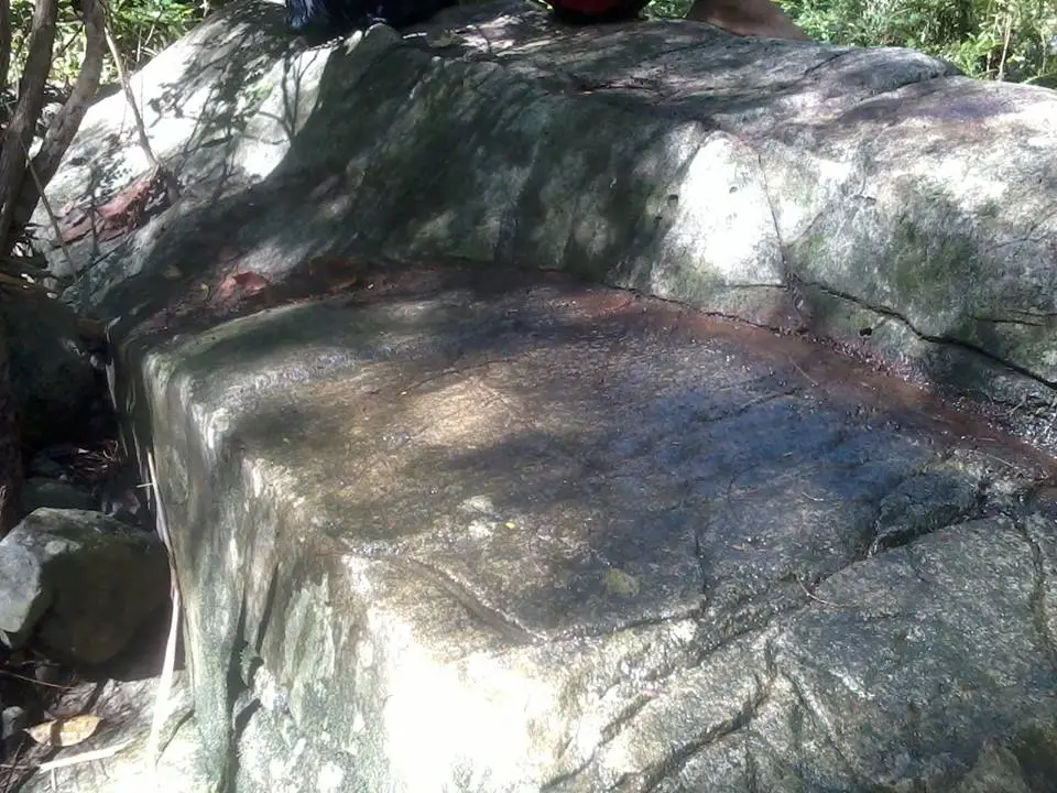 site 4: marker ... this stone is carve look like a tomb... its size..L=5m .. W=4m.. H=4ft... its painted with a color of red you can notice the residu