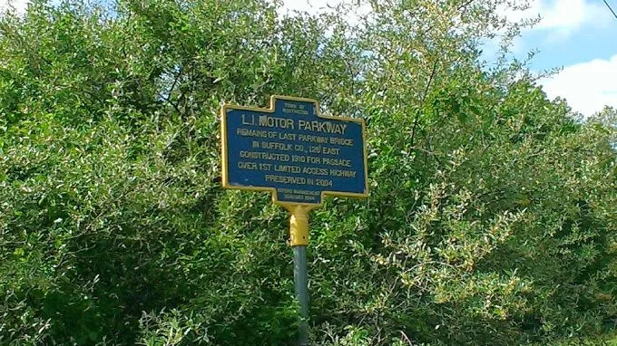 Vanderbilt Motor Parkway first paved  parkway in USA, last overpass still standing. Melville NY.