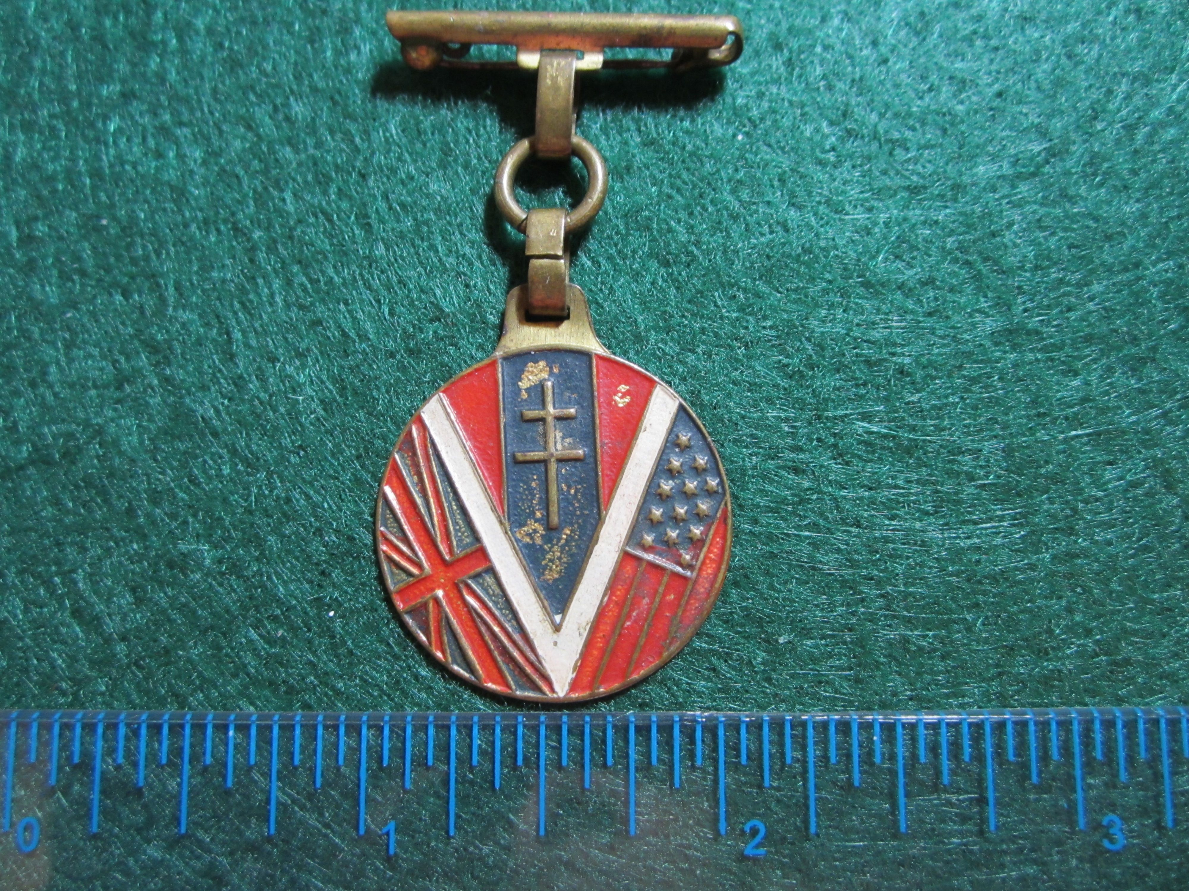 Victory pin England USA French Resistance