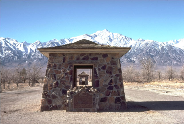 post_manzanar_gate_01.jpg