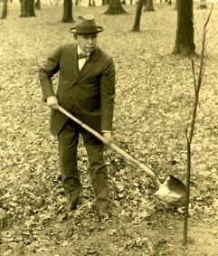 Joy_morton_digging.jpg