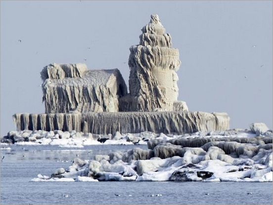 lighthouse-covered-in-ice-palace-cleveland-lake-erie-dark452_thumb%5B1%5D.jpg