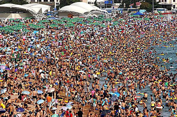 crowded-chinese-beach-during-heatwa.jpg