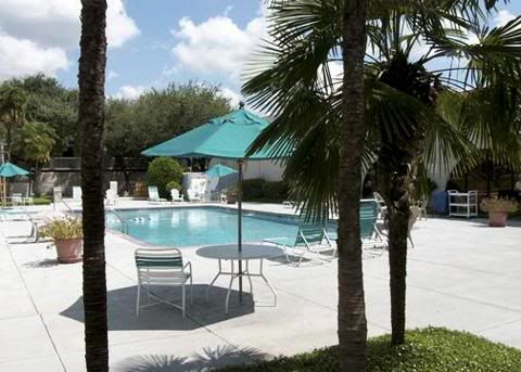 quality_inn_pool.jpg